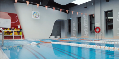Imagen decorativa con un nadador en acción dentro de la piscina