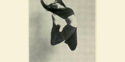 Fotografía en blanco y negro de Gret Palucca en un salto con movimiento de cabeza, tronco, brazos y piernas.