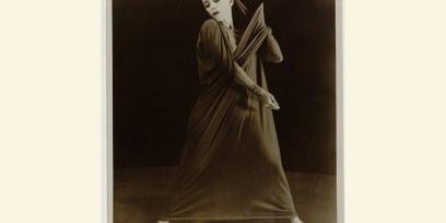 Imagen de Martha Graham en su coreografía "Lamentación" movimiento n° 18