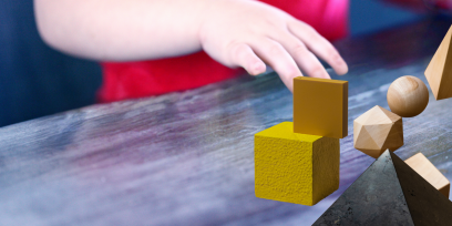 Niño jugando con cuerpos geométricos