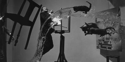 Fotografia de Salvador Dali flotando en el aire con gatos y agua
