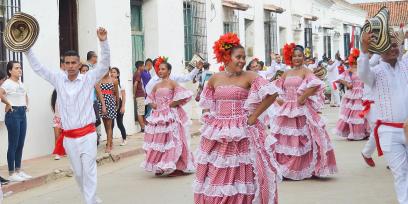 Imagen de un desfile con vestimenta típica de la cumbia colombiana.