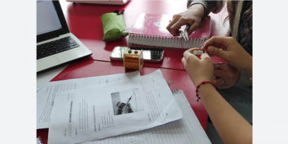 estudiantes trabajando en un proyecto