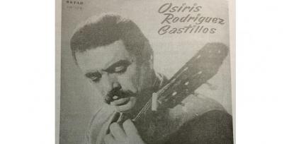 Fotografía en blanco y negro de Osiris Rodríguez Castillos tocando la guitarra.