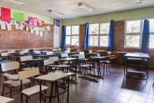 Fotografía de un aula con bancos.