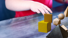 Niño jugando con cuerpos geométricos