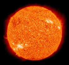 Imagen del Sol. Se ven diferentes manchas solares más claras y erupciones solares. 