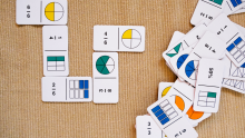 Dominó de fracciones: fichas dispuestas en el juego con representaciones gráficas y numéricas