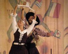 Mujer y hombre bailando al ritmo del chamamé