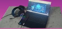 Computadora con auriculares