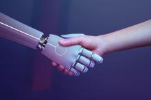 Mano humana y robótica dándose un apretón