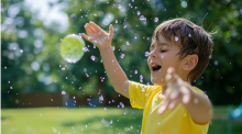 Niño jugando con bombitas de agua 
