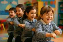 Niños jugando en un barco imaginario en altamar