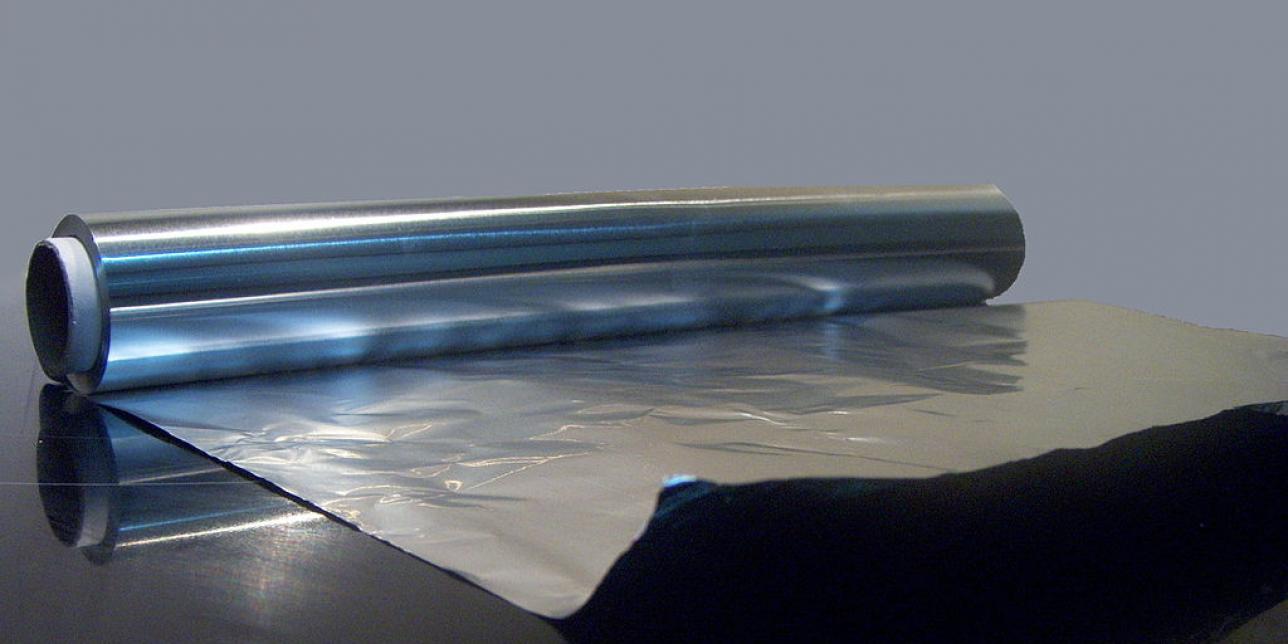 Una fotografía de un rollo de papel de aluminio