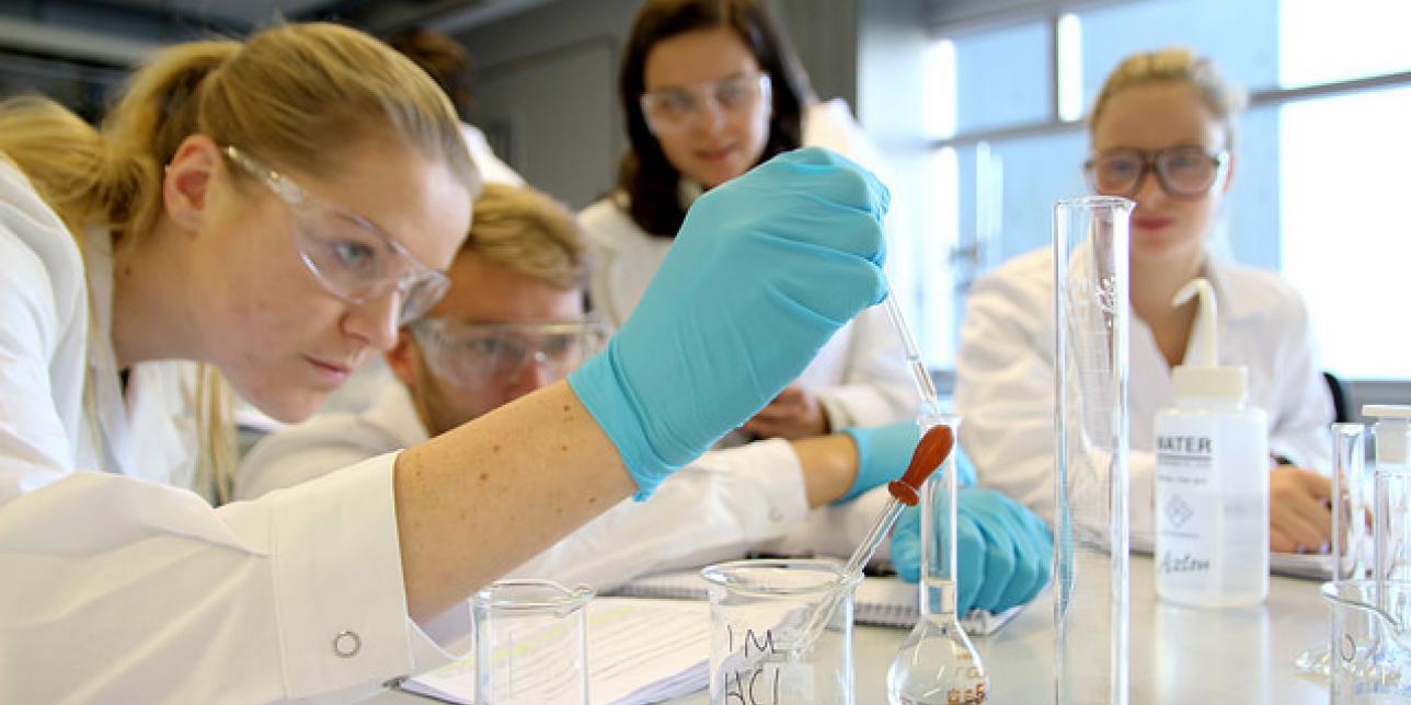 Estudiantes en un laboratorio de química