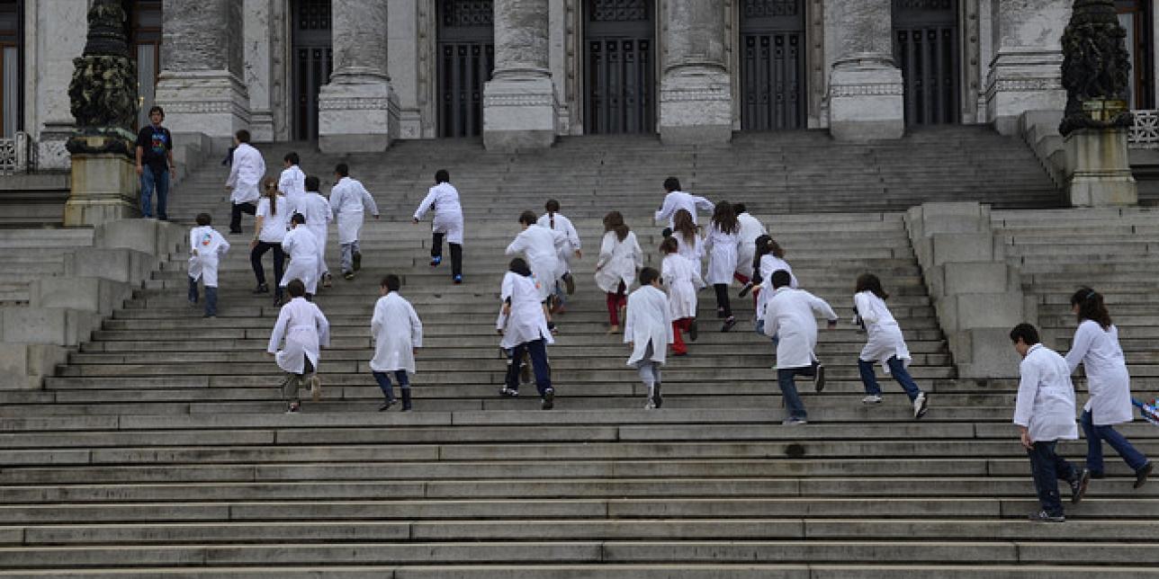 Fotografía de escolares subiendo las escalinatas del Palacio Legislativo.