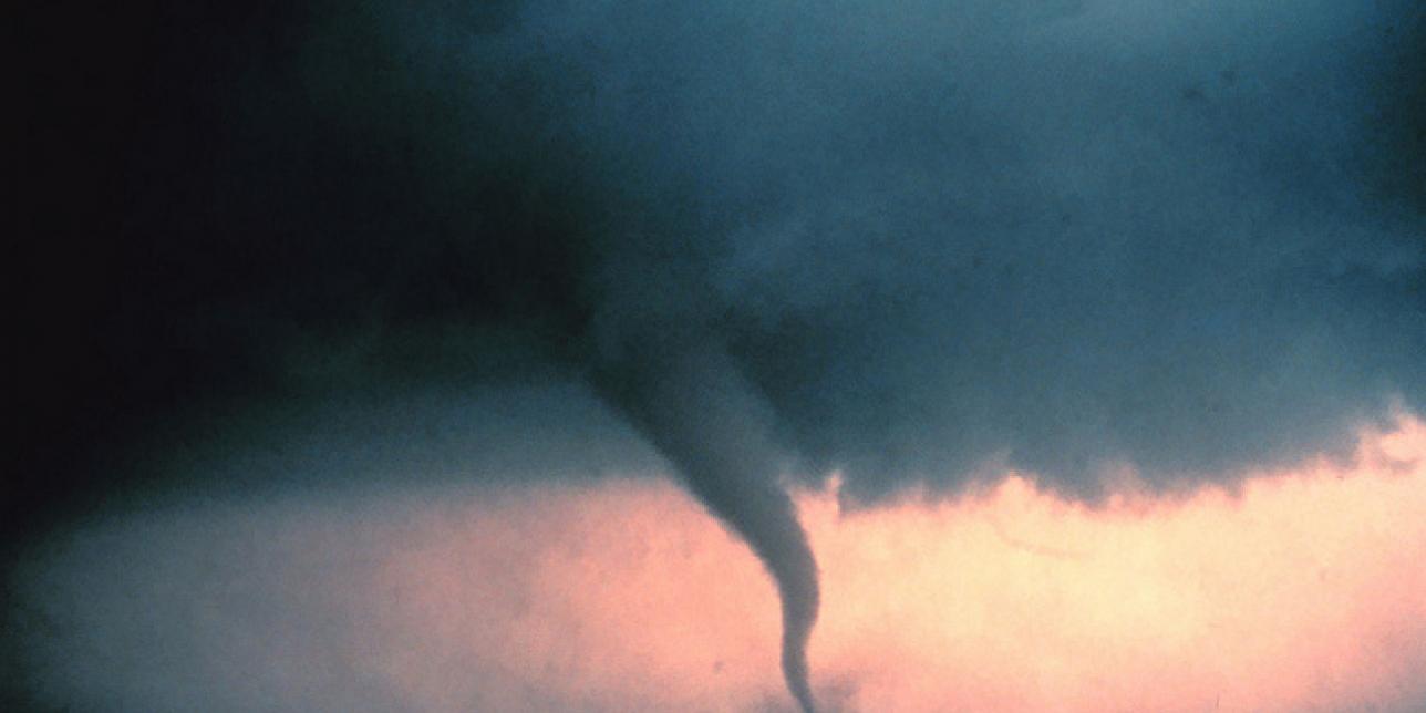 Tornado y nubes espesas en el cielo