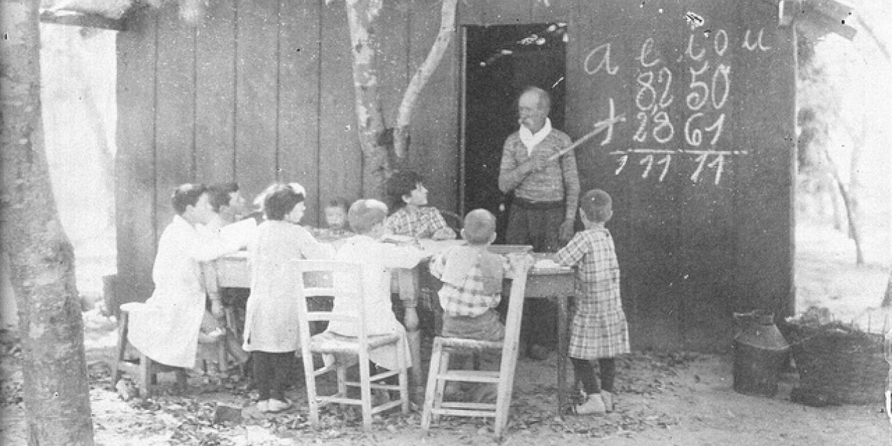 Fotografía en la que se aprecia una escena cotidiana de una escuela rural de Uruguay en la década de 1890.