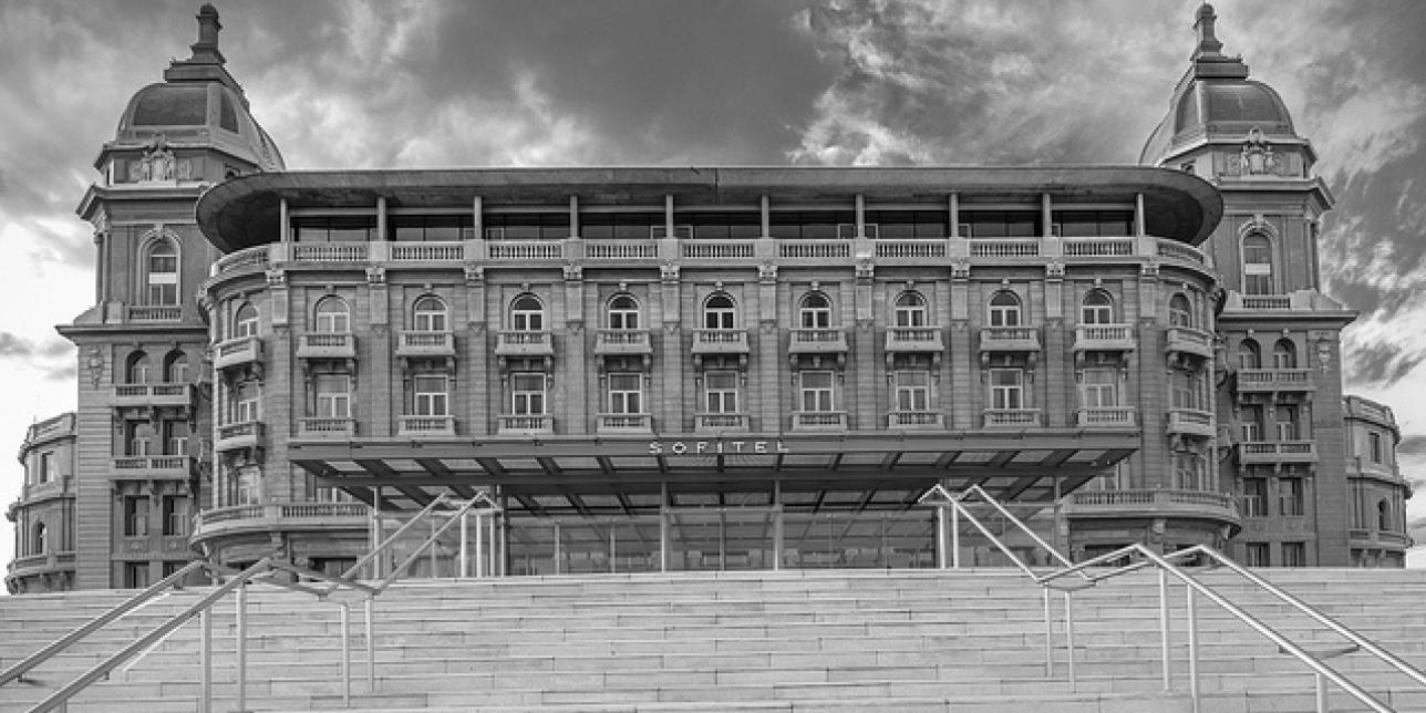 Fotografía en blanco y negro de la fachada del Hotel Carrasco.