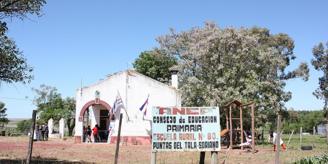 Fotografía a color de una escuela rural.