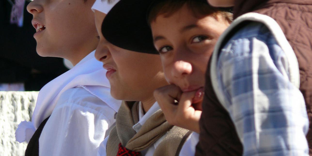 Fotografía de niños en acto escolar.