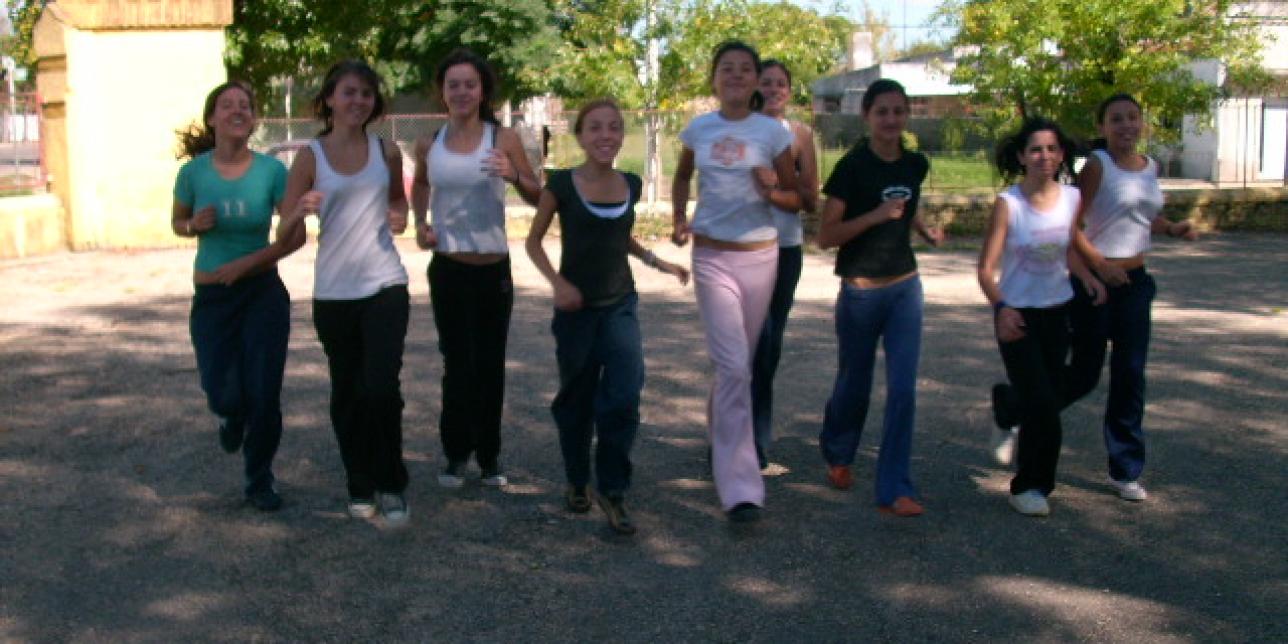 Un grupo de jóvenes caminando