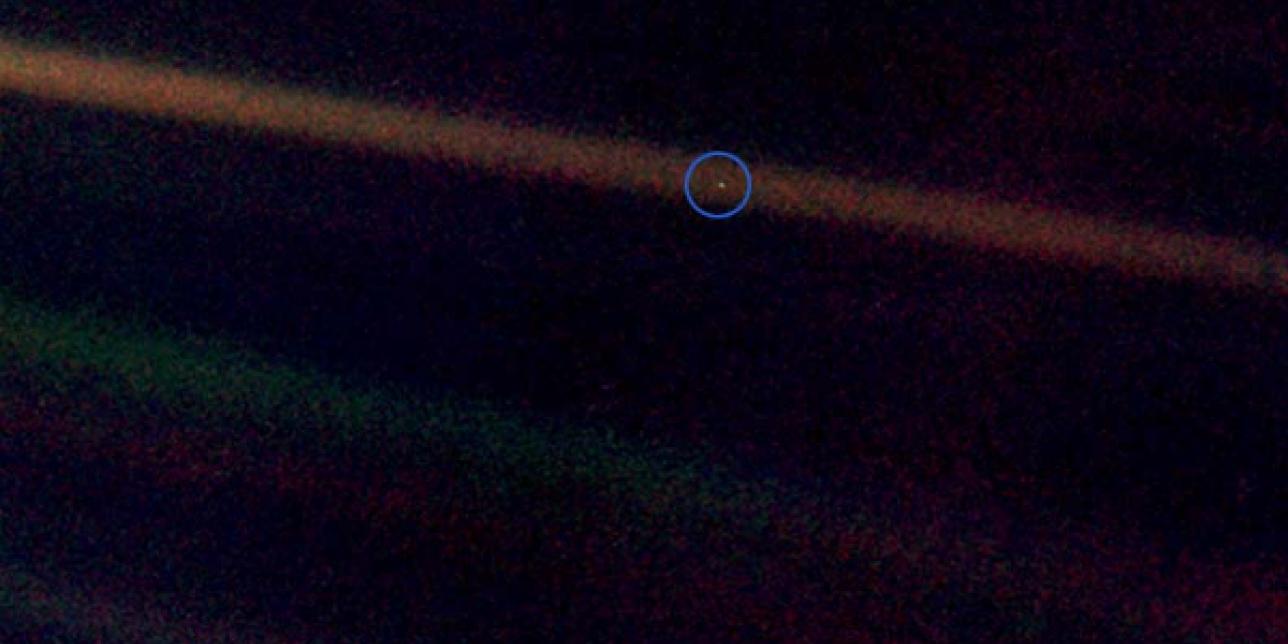 Detalle de "Pale Blue Dot", una fotografía de la tierra tomada desde el espacio
