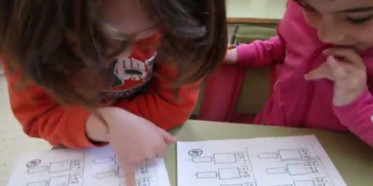 Fotograma del video en que aparecen dos niños haciendo revisión de pares