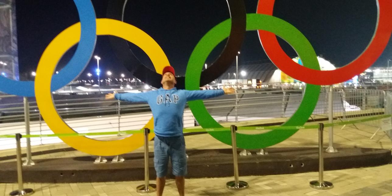 Fotografía de una persona frente a los aros olímpicos en los juegos de Río 2016