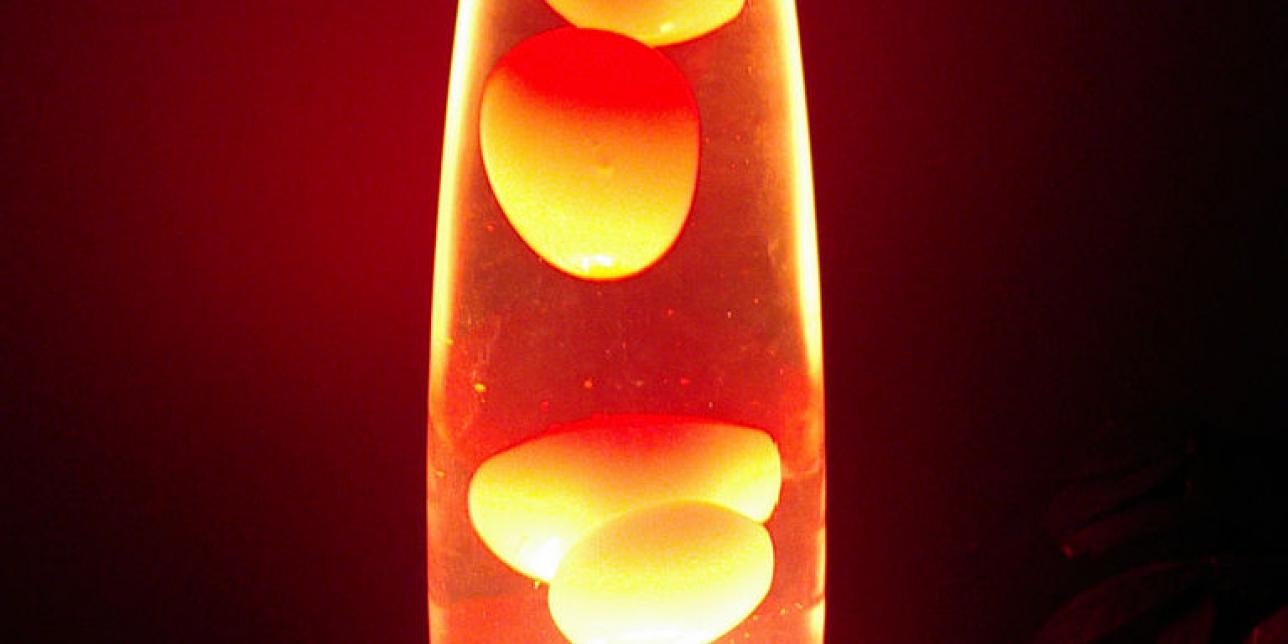 Lámpara de lava, se observa la diferencia de densidades de las sustancias.