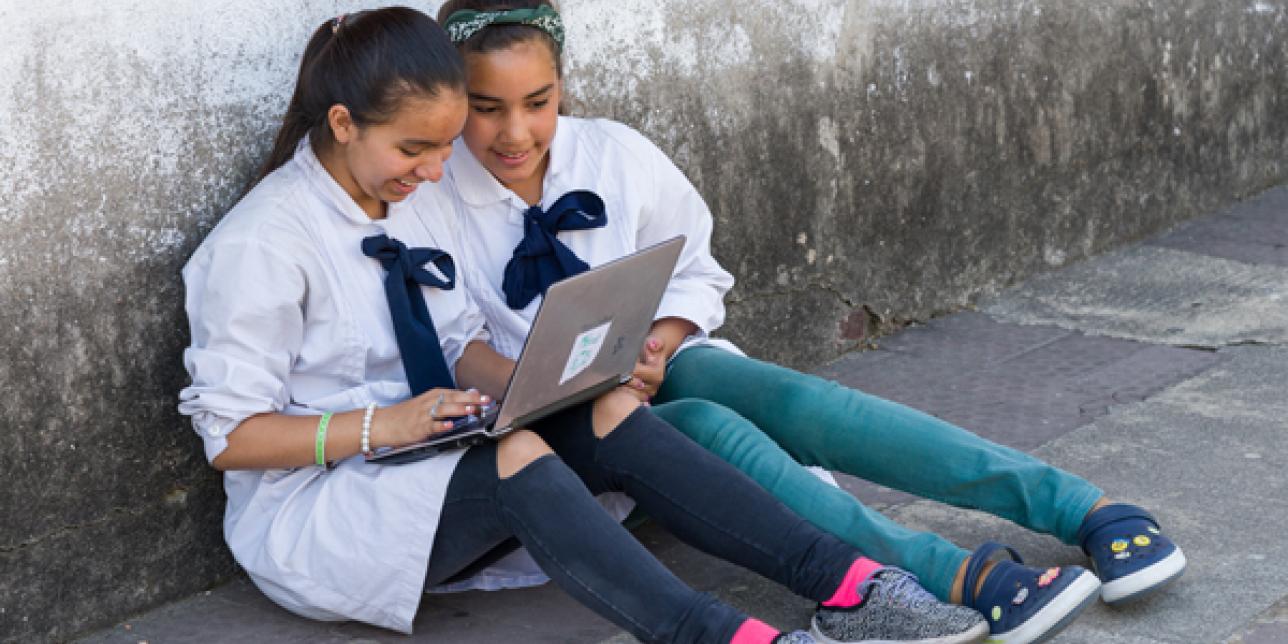 Fotografía de dos niñas con una patop. 