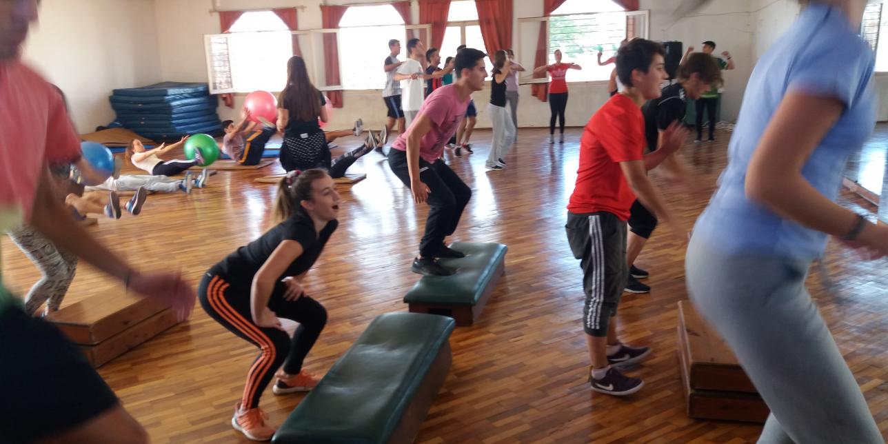 Clase de gimnasia localizada con steps con alumnos de Educación media superior.