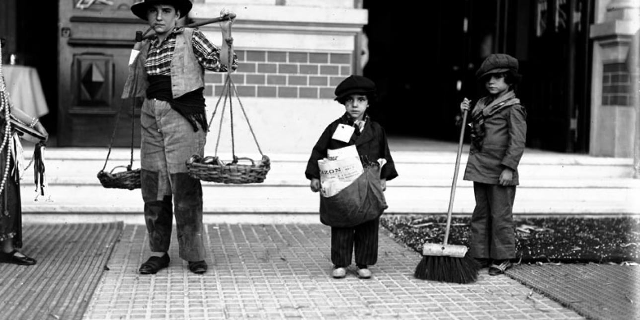 Niños disfrazados a principios del siglo XX