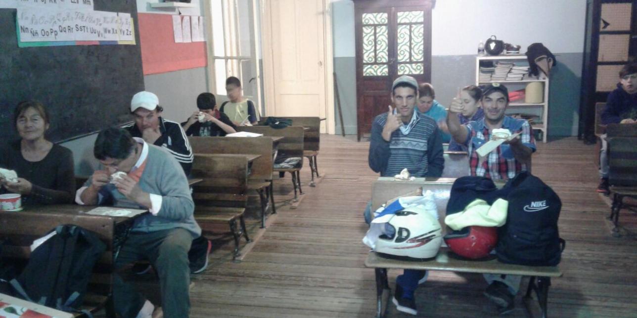 Estudiantes de la DSEJA compartiendo un momento recreativo dentro de un aula