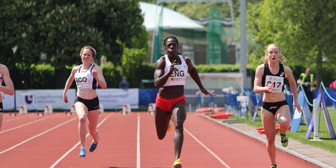 Atletismo, corredoras en los cien metros llanos.