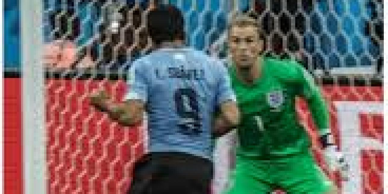 Luis Suárez convirtiendo un gol de cabeza.