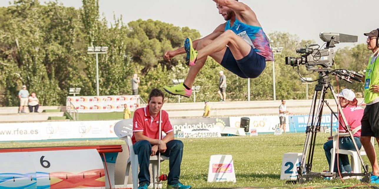 Emiliano Lasa realizando un salto largo en competencia.