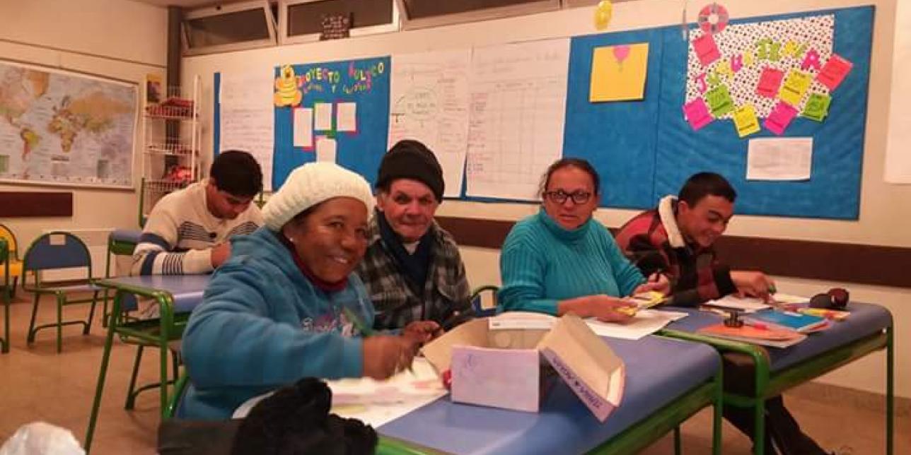 Estudiantes de un Centro de Jóvenes y Adultos, aprendiendo en un aula