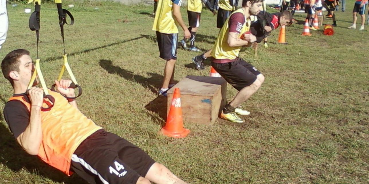 Deportistas realizando ejercicios de fuerza.