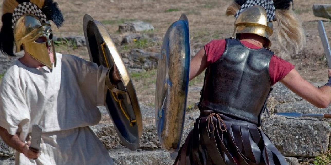 Hoplitas griegos luchando