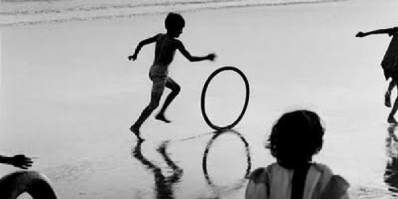 Niño corriendo en la playa