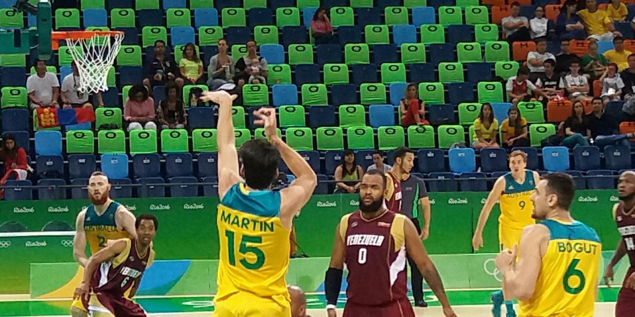 Jugador efectuando un lanzamiento en partido de Básquetbol.