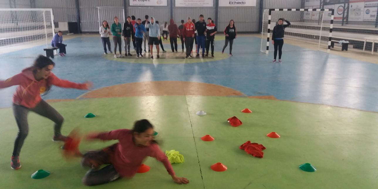 Jóvenes en juego de manchar y perseguir.