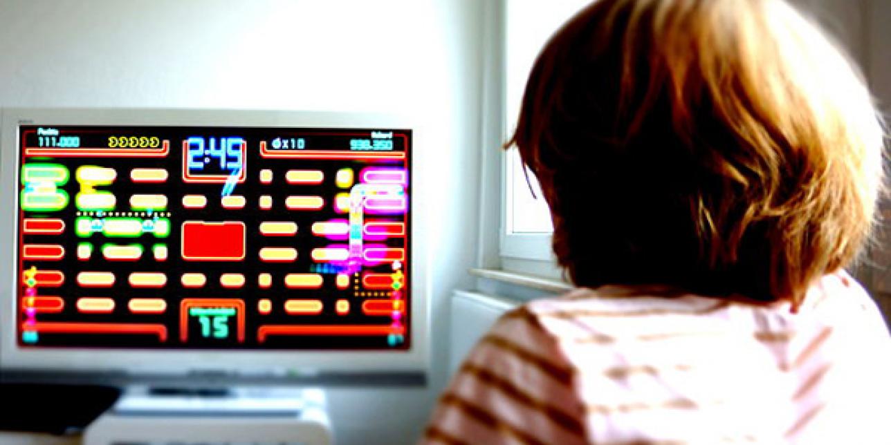 Fotografía de niña jugando a un videojuego.