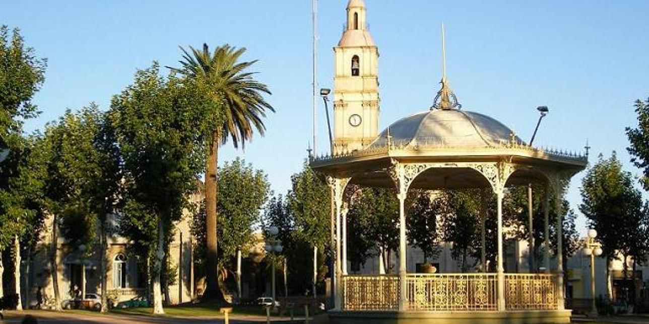 Fotografía de la pérgola que se encuentra en el centro de la plaza Constitución en el departamento de Fray Bentos.