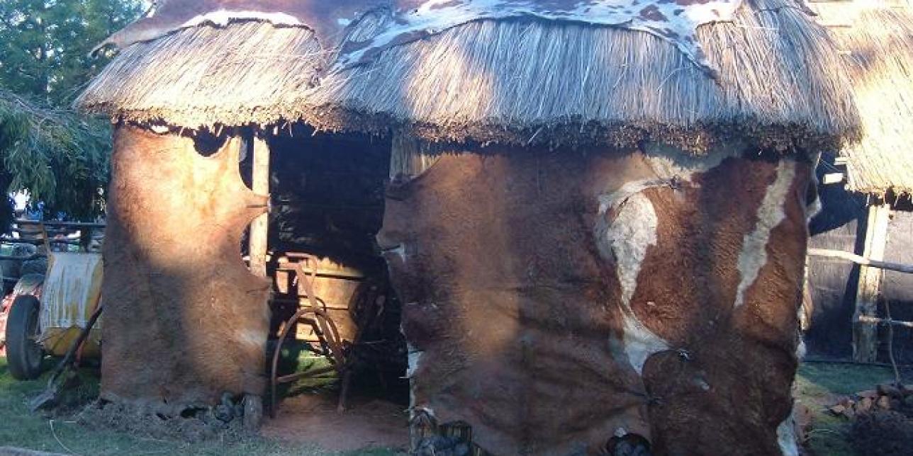 Fotografía de la reconstrucción de un rancho del siglo XVIII utilizando como materia prima el cuero en la Fiesta de la Patria Gaucha.