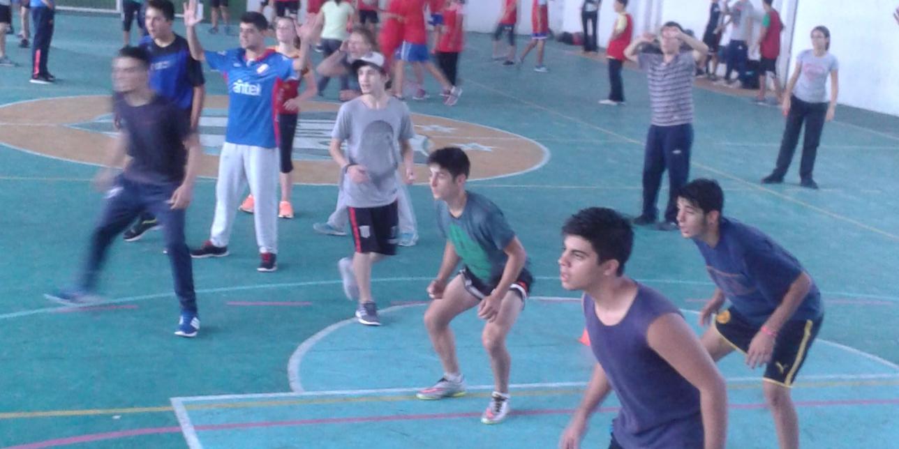 Alumnos en juego predeportivo de Básquetbol.