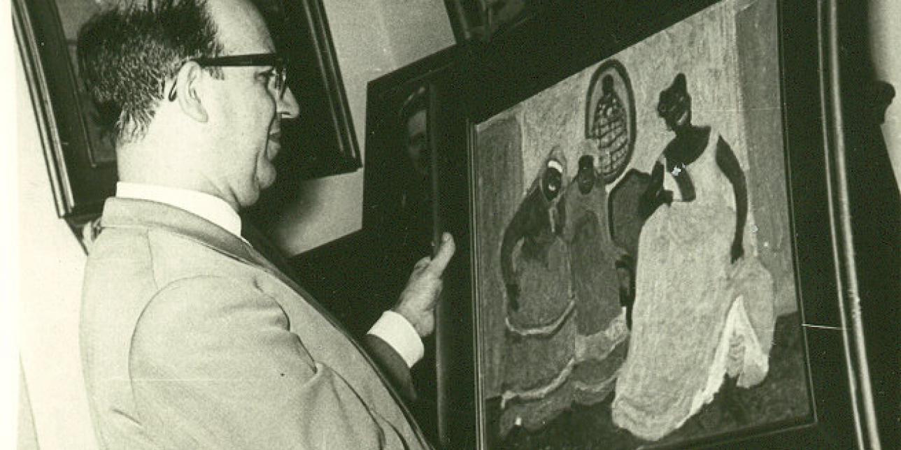Lamarque Pons admirando los cuadros de Figari