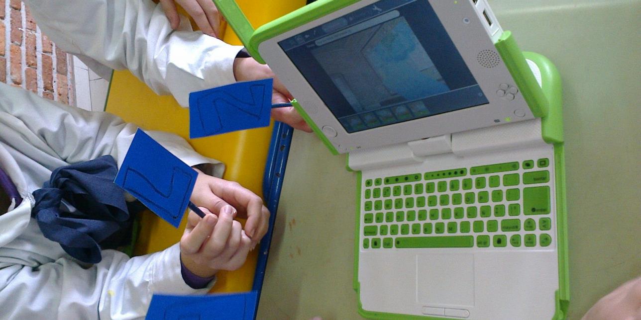 Escolares uruguayos usando laptop XO