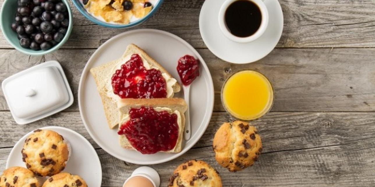 Desayuno que incluye varios tipos de alimentos